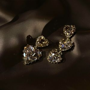 Heavyweight Baroque Heart Shaped Earrings Trendy Asymmetric Studs Luxury Feelings Retro Womens Fashion Jewelry Ear Decor