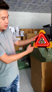 Đèn led cảnh báo đèn tam giác báo sự cố biển cảnh báo hình tam giác hỗ trợ sạc pin năng lượng mặt trời
