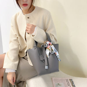 Handmade Diy Material Bucket Bag  Vegetable Basket Fashionable Gift for Besties Soft PU Leather Lock Buckle Closure