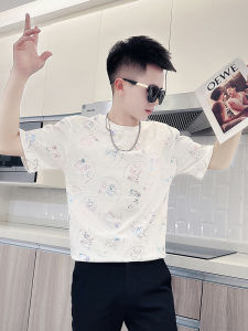 เสื้อยืดลําลองสําหรับผู้ชายแขนสั้นผ้าฝ้ายระบายอากาศโพลีเอสเตอร์ผสมเยาวชนสไตล์ยอดนิยมพร้อมการ์ตูนแอนิเมชั่นพิมพ์