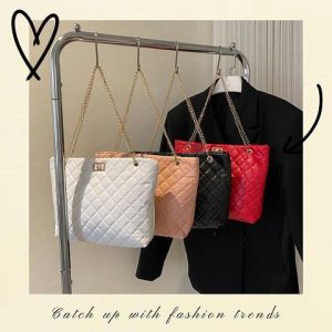 LHMonday สวยมงลง กระเป๋าสะพายแฟชั่นมาใหม่ ขนาดใบกลาง สีสวยคุมโทน ให้ฟิวลักชูมาก แต่งสายโซ่สีทองเก๋ๆ ใส่ของได้แบบกำลังดี รุ่นนี้ทำความสะอาดง่ายมาก ราคาปังไม่ไหว กดสั่งเลย