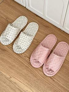 รองเท้าแตะผ้าสไตล์เกาหลีในบ้านสำหรับใส่ในบ้าน รองเท้าแตะพื้นนุ่ม สวมใส่สบาย รองเท้าแตะแบบสวมสำหรับฤดูใบไม้ผลิและฤดูใบไม้ร่วง