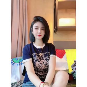 เสื้อยืดแขนสั้นผู้หญิงสไตล์อเมริกันย้อนยุคพิมพ์ลายสีบล็อกฤดูร้อน 2023 เสื้อเชิ้ตแขนสั้นทรงหลวมสบาย ๆ สไตล์สตรีทแฟชั่น