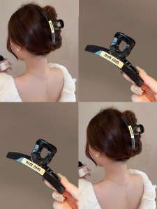 Elegant Simple Gold Label Letter Hair Clip Womens Back of Head Grab Clip Stylish Advanced Feeling Shark Fin Hair Accessory