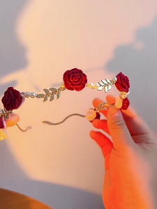 จัดส่งใน24ซม.ที่คาดผมดอกกุหลาบ ประดับมุก วัสดุโลหะ ที่คาดหัวดอกไม้ หรูหรา เครื่องประดับสำหรับผู้หญิง