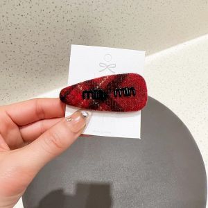 กิ๊บติดผมลายสก็อตสีแดง ทรงปากเป็ด ดีไซน์เก๋ไก๋ สไตล์เกาหลี ใหม่ล่าสุด ปี 2024 กิ๊บติดผมด้านข้าง กิ๊บติดผมหน้าม้า โลโก้ทองขนาดเล็ก