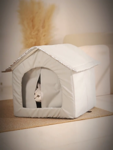 Stray Cat Shelter Elevated Outdoor Insulated Cat House Enclosed Wind and Moisture Resistant Resting Habitat for Feral Cats in Yard
