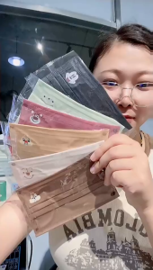 Aqrau 【50%OFF💥】10pcs 3D Maskดิสนีย์หน้ากากเดียวกันหน้ากากผู้ใหญ่สุทธิหน้ากากแดง10ชิ้นหน้ากากป้องกันที่รัดหูแบบใช้แล้วทิ้งสีสุ่ม【ของขวัญนักเรียน🎁】