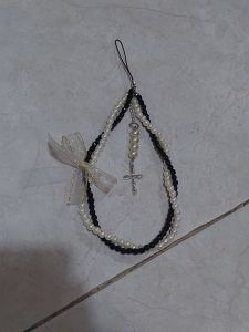 SOUVENIR ROHANI STRAP PHONE SALIB DOUBLE LAYER HITAM PUTIH | CHAIN BEADS CROSS RIBBON COLLECTION | GANTUNGAN HP PITA SALIB LUCU KRISTAL MUTIARA MANIK BLACK WHITE