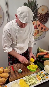 Manual Lemon Squeezer Portable Washable Handheld Lime Juicer With Built in Filter For Citrus Fruit