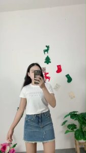 ชุดเซ็ตลุคสาวเก๋ เสื้อยืดแขนสั้นประดับเพชรแมตช์กับกระโปรงขอบแนวขาด ใส่แล้วลุคชิค