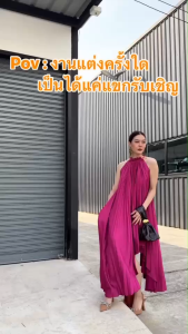 เดรสผ้าซาตินPremiumแขนกุดอัดพลีททรงสวยหรูหรามาก ใช้ผ้าเยอะไม่มีหวง!!  ใครใส่ก็เริ่ด สวยLuxury ใส่แล้วอำพรางหุ่นที่1!! ดีเทลช่วงคอกุ๊นระบายน่ารักดูดี แพทเทรินเดรสทรงปล่อย ช่วงกระโปรงทรงAชายบานมาก แต่งชายสูงต่ำไม่เท่ากันเก๋ไก๋สุดๆ ใช้เนื้อผ้าเยอะมาก ไม่ว่าส