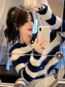 เสื้อคาร์ดิแกนถักลายทางสีบล็อกขนาดใหญ่สำหรับผู้หญิงในฤดูใบไม้ร่วงและฤดูหนาว ขนกระต่ายเทียมสั้น เสื้อสเวตเตอร์แฟชั่นสำหรับผู้หญิงไซส์ใหญ่