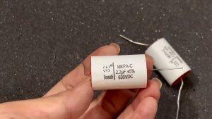 Tụ cao cấp cản loa treble ( Trắng đỏ ) 6.8uf 630v kích thước rất lớn.