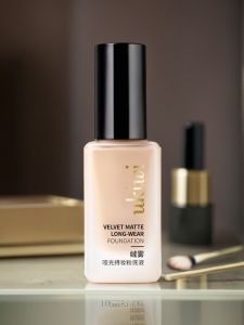 เนื้อสัมผัสแห้งแบบเนื้อครีม Geoskincare ปกปิดรอยแผลเป็นและรอยดำจากจุดด่างดำ ปรับสีผิวให้สม่ำเสมอ ควบคุมความมันได้นาน ป้องกันการหลุดร่อน