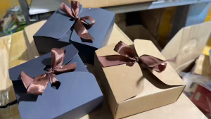 กล่องของขวัญ ผูกโบว์ กระดาษคราฟท์ สีดำ/สีน้ำตาล ใส่ของแจก ของชำร่วย พร้อมส่ง