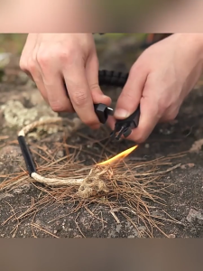 【ส่งจากคลังไทย】ชุดอุปกรณ์เอาชีวิตรอด 5 in 1 ✨ ไฟแช็ก+เข็มทิศ+เชือกพาราคอร์ด+นกหวีดฉุกเฉิน+กระจกสัญญาณ | สำหรับแคมป์ปิ้ง-เดินป่า-สำรวจ野外-ภัยธรรมชาติ ทนทานทุกสภาพอากาศ พกพาง่าย กันน้ำได้