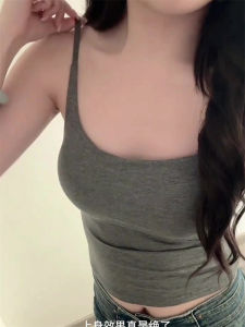 เสื้อกั๊กสายเดี่ยวเซ็กซี่คอต่ำสำหรับผู้หญิง 2024 เสื้อชั้นในแบบใหม่สำหรับใส่ด้านนอก ดีไซน์หลังสวยงาม โพลีเอสเตอร์ ความยาวสั้น