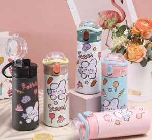 กระติกน้ำเด็กเก็บอุณหภูมิร้อนเย็น 600mlใช้หลอดดูดหรือยกดื่มได้ มาพร้อมสติ๊กเกอร์ลายการ์ตูนสุดน่ารักใช้ตกแต่งขวดได้