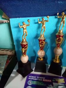 Piala Lomba Juara 1 2 3 4 (PEMAIN VOLY PUTRA BODY MERAH MARMER+RASER) \"costum\" FREE STICKER (BOLEH satuan)TERMASUK SETICKER DAN FREE DESIGN