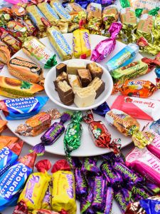 รัสเซียผสมช็อกโกแลต Candy Town Happy Candy นําเข้าน้ําตาลของขวัญกล่องสําหรับสาวเด็ก 1000g บรรจุภัณฑ์