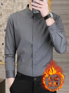 เสื้อเชิ้ตผู้ชายคอเหลี่ยมแขนยาวทรงตรงพิมพ์ลายทางสีเทาแบบลำลองหนาป้องกันรอยยับเสื้อเชิ้ตผ้าโพลีเอสเตอร์ทรงหลวม