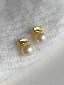 ต่างหูไข่มุกโลหะสั้น S925 เครื่องประดับแฟชั่นสไตล์เกาหลีสำหรับผู้หญิง ต่างหูแบบเล็กสำหรับใส่ไปทำงาน ต่างหูแบบเรียบง่าย