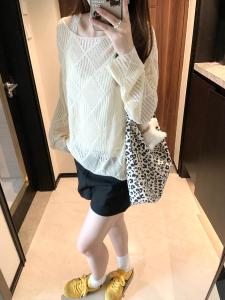 เสื้อยืดแขนยาวสีขาวไหล่เดียวหลวมๆ สำหรับผู้หญิง ฤดูร้อน บาง ป้องกันแสงแดด เสื้อคลุม เสื้อผ้าทำงานสไตล์เกาหลี