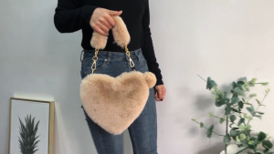 MOUSSON  กระเป๋าสะพายหัวใจน่ารักทำจากขนเทียมสำหรับผู้หญิง แฟชั่นพร้อมปอมปอมและซิปปิด