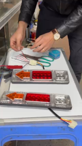 Đèn hậu xe tải xe ba gác mũi tên dài. Đèn hậu mũi tên điện 12v (1 chiếc)