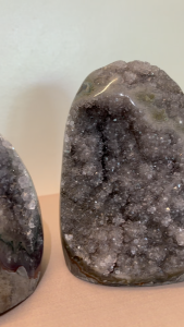 Natural Brazil Amethyst Geode - Small 0.6 - 1.1 kg - Natural Crystals - Decorative Stones - Collection Display - Natural Brazilian Amethyst Crystal Cluster Geode | Light Purple | High Quality | Hight Luster| Self- Standing