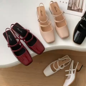 Korean-style Mary Jane shoes with French retro aesthetic square-toed design 4 cm thick sole adjustable buckle.