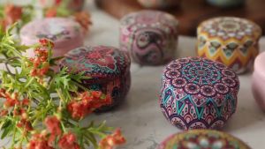 เทียนหอมเทียนตลับ สีสันสวยงาม กลิ่นหอมอโรม่า ทำจากไขถั่วเหลือง เหมาะสำหรับจุดไหว้พระพิฆเนศหรือใช้ในสปา C056