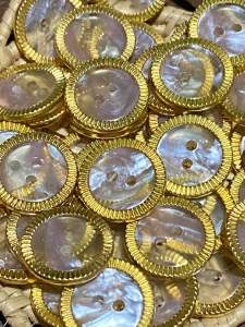 🫦กระดุมใสลาย 2 รู ขอบทอง ขนาด 19-21 มิล / ชุดละ 7 เม็ด