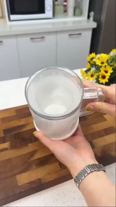 1 cái ly làm đá uống nước 2 lớp bằng nhựa. Cốc Uống Nước 2 Lớp Tích Hợp Làm Đá Giữ Lạnh Cốc Đông Lạnh