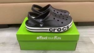 Dép sục crocs chuẩn xịn chống hôi chân nhựa tế bào êm mềm đi mưa lội nước đi biển Dép sục crocs baya viền chữ crocs màu Đen cho cả nam và nữ