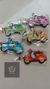 sultan souvenir..isi 100 pcs souvenir pernikahan Gantungan Kunci VESPA stiker kemas plastik souvenir pernikahan unik sovenir pernikahan sopenir