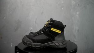 ROBWELD - Sepatu Safety Pria Ujung Besi Kerja Proyek Lapangan Sol Karet Mentah Anti Licin