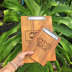 คลิปบอร์ด คลิปบอร์ดไม้ สักแท้ กระดานรองเขียน A5 A4 พร้อมหูลวด หนีบเอกสารได้แน่นหนา ไม่หลุดร่วง แขวนผนังได้ ทนทาน ใช้งานง่าย