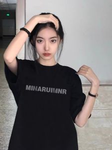 เสื้อยืดคู่รักแขนสั้นผ้าฝ้ายแท้สีดำ ทรงหลวม ทรงหลวม สไตล์อเมริกันย้อนยุค แบรนด์แฟชั่นสตรีท สำหรับผู้ชายและผู้หญิง