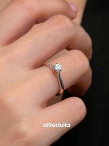 Alfredulla M 0.30ct Round Tiffset Moissanite Ring