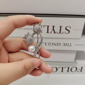 LD-C1325 Bros Cantik Elegan Motif Bunga Tulip Bros Jilbab Aksesoris Wanita Pria / Pin Baju Bros Jas