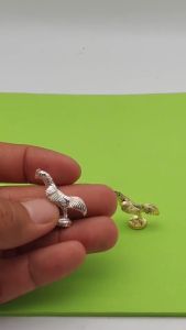 ไก่แก้บน ไก่ถวาย ไอไข่ รูปปั้นไก่ มี3สี ไก่เงิน ไก่ทอง ไก่สี วัสดุทองเหลืองชุป เงินทองลงสีสวยงาม ขนาด 1 นิ้ว (ขายเป็นคู่) +แถมฟรียันต์+ธูปให้เลข