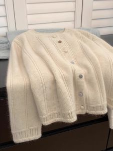 นุ่ม หมีสั้นกํามะหยี่ถัก คาร์ดิเกน ผู้หญิง ฤดูใบไม้ผลิ ฤดูใบไม้ร่วง สไตล์ขี้เกียจ เสื้อสเวตเตอร์ เสื้อแจ็คเก็ต แจ๊กเก็ตปุ่มเดียวคอกลมแขนยาว