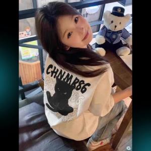 Kemeja kaos pendek wanita ukuran besar bahan katun 2025 model terbaru kerah bulat slip on cetakan kucing kecil yang modis desain bahu lurus yang stylish a Amerika kecil yang unik potongan longgar dan mengecilkan Pakaian wanita bera kampus santai