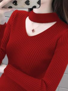เสื้อสเวตเตอร์คอวีสีแดงทรงเข้ารูปสำหรับผู้หญิงในฤดูใบไม้ร่วงและฤดูหนาว เสื้อชั้นในถักแบบเปิดหลัง เสื้อผ้าทำงานสไตล์เกาหลี