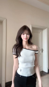 MIMIWANG เสื้อยืดแขนสั้นปาดไหล่ สไตล์มินิมอลเทรนพสจีนมาแรง  (M2949)