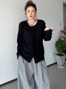 เสื้อสเวตเตอร์ถักแขนยาวสีดำไซส์ใหญ่สำหรับผู้หญิงในฤดูใบไม้ร่วง ทรงหลวม สไตล์เรียบง่าย เสื้อชั้นในลำลอง