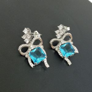 ต่างหูเงินชุบทองคำขาวแท้ประดับพลอยบลูโทพาสทรงสี่เหลี่ยมดีไซน์รูปโบว์ฝังพลอยไวท์โทพาส
