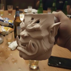 เหยือกน้ำ สำหรับใส่กระป๋องน้ำอัดลม หรือใส่อุปกรณ์เครื่องเขียนได้ เนื้อพลาสติก ผลิตจากเครื่องพิมพ์ 3D ความละเอียดสูง งานสวย คมชัด ทุกรายละเอียด